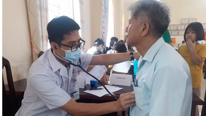 Các y, bác sĩ Trung tâm Y tế huyện Ứng Hòa (thành phố Hà Nội) khám, chữa bệnh cho người dân trên địa bàn.