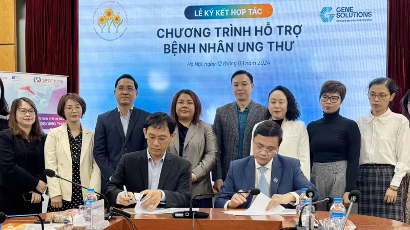 Lãnh đạo hai đơn vị ký kết Chương trình hỗ trợ bệnh nhân ung thư.