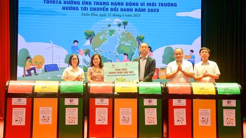 Trao thùng phân loại rác cho phường Xuân Hòa.