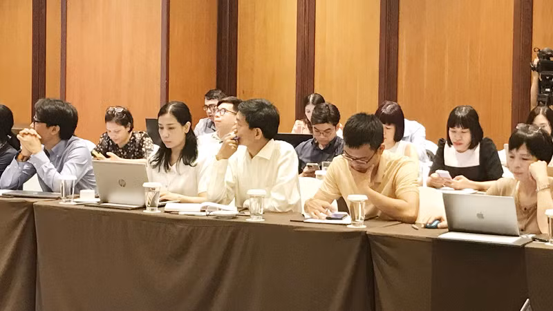 Các đại biểu trao đổi, thảo luận tại hội thảo.