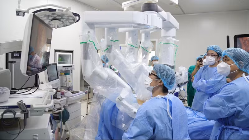 Các chuyên gia hàng đầu của hai đơn vị thực hiện phẫu thuật ca bệnh ung thư đường tiêu hóa bằng kỹ thuật robot hiện đại.