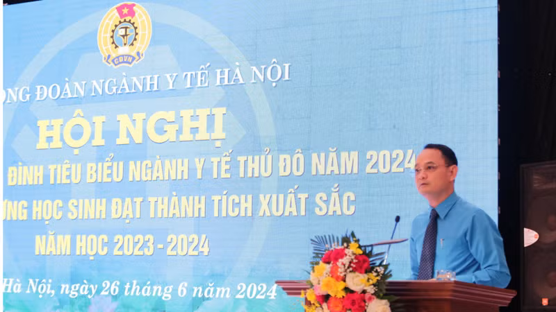 Chủ tịch Công đoàn ngành Y tế Hà Nội Trịnh Tố Tâm phát biểu tại Hội nghị.