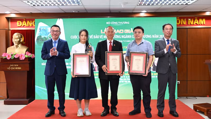 Trao giải đặc biệt cho tác phẩm "Bảo vệ môi trường nhìn từ góc độ ngành Công thương".