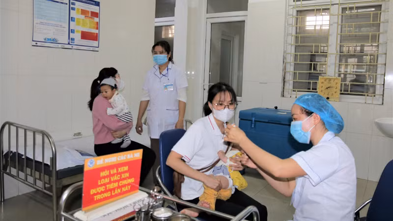 Cán bộ y tế tiêm vaccine phòng bệnh sởi cho trẻ trên địa bàn thành phố Hà Nội.