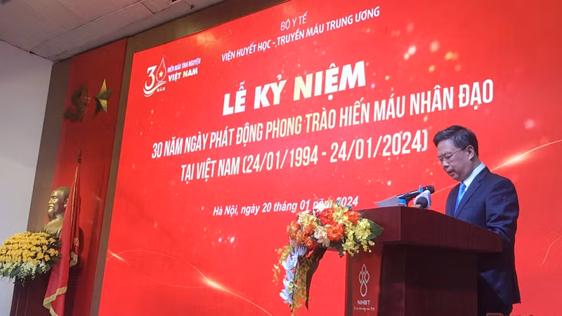 Phó Giáo sư, Tiến sĩ Nguyễn Hà Thanh, Viện trưởng Huyết học-Truyền máu Trung ương phát biểu tại Lễ kỷ niệm.