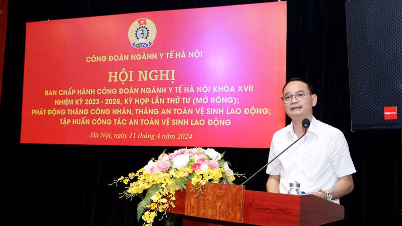 Chủ tịch Công đoàn ngành Y tế Hà Nội Trịnh Tố Tâm phát biểu tại lễ phát động.