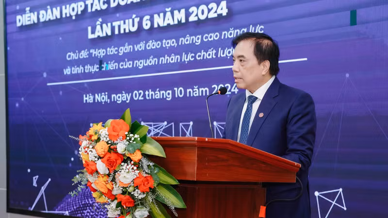 Phó Giáo sư, Tiến sĩ Bùi Anh Tuấn, Hiệu trưởng Trường đại học Ngoại thương phát biểu tại Diễn đàn.