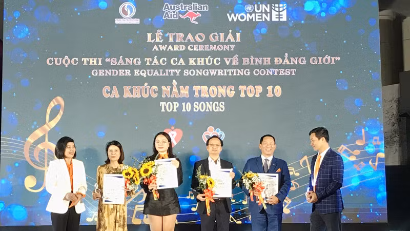 Các tác giả nhận giải thưởng tại cuộc thi.