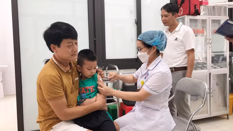 Người dân trên địa bàn Hà Nội đưa trẻ đi tiêm vaccine phòng bệnh sởi.