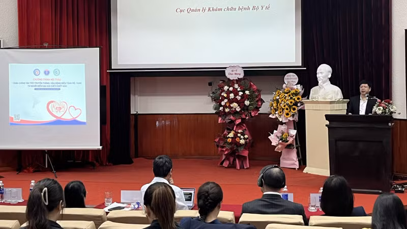 Đại diện Cục Quản lý khám, chữa bệnh (Bộ Y tế) chia sẻ thông tin nội dung Thông tư 48 tại hội thảo