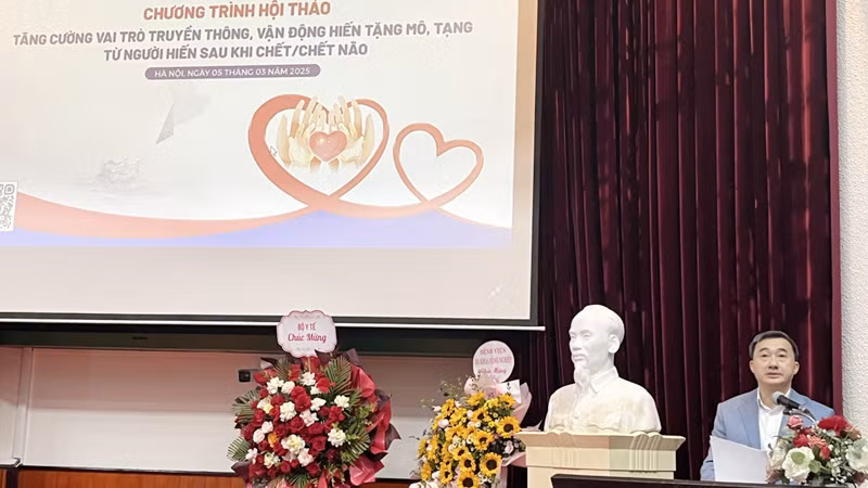 Thứ trưởng Y tế Trần Văn Thuấn phát biểu ý kiến tại hội thảo.