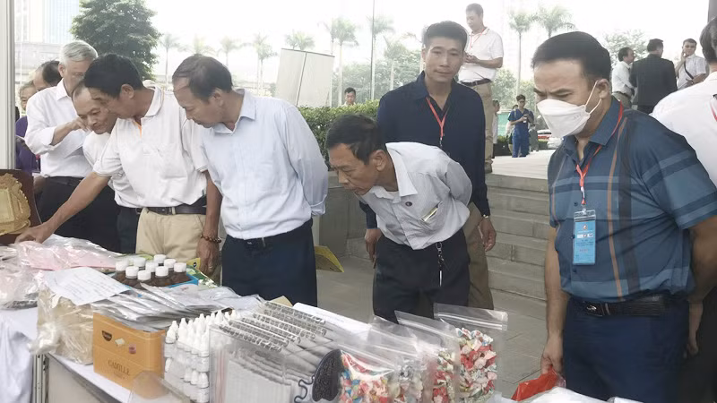 Các đại biểu và người dân tham quan Triển lãm Đông y năm 2023