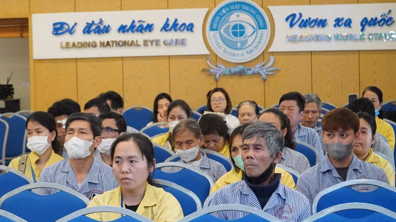 Bệnh nhân đang điều trị tại Bệnh viện Mắt Trung ương tham dự lễ mít-tinh.