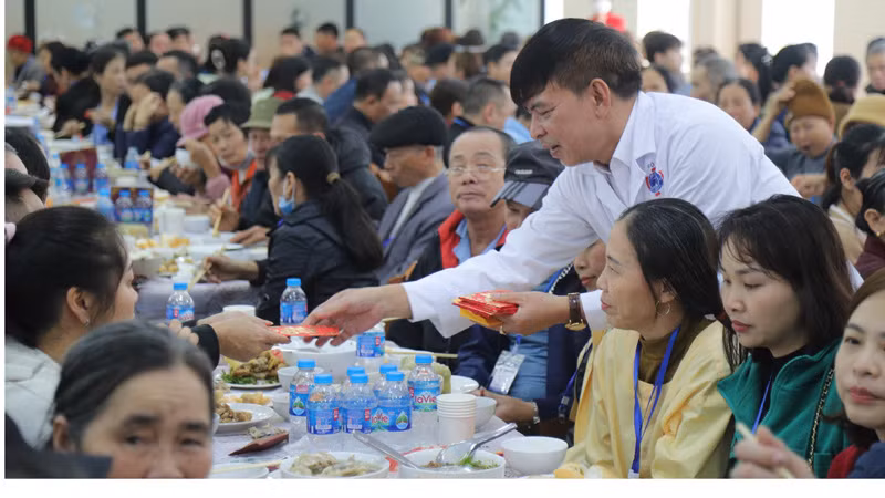 Lãnh đạo Bệnh viện K lì xì cho người bệnh, người nhà người bệnh tại "Bữa cơm Tất niên Xuân Giáp Thìn". Lãnh đạo Bệnh viện K lì xì cho người bệnh, người nhà người bệnh tại "Bữa cơm Tất niên Xuân Giáp Thìn".