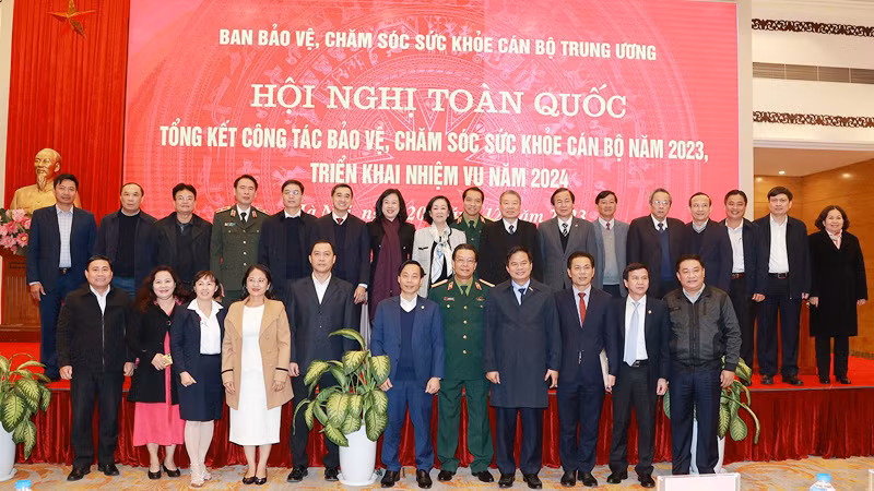 Đồng chí Trương Thị Mai chụp ảnh lưu niệm với các đại biểu dự Hội nghị toàn quốc Tổng kết công tác bảo vệ, chăm sóc sức khỏe cán bộ năm 2023, triển khai nhiệm vụ năm 2024.