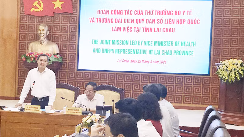 Thứ trưởng Trần Văn Thuấn phát biểu ý kiến tại buổi làm việc.