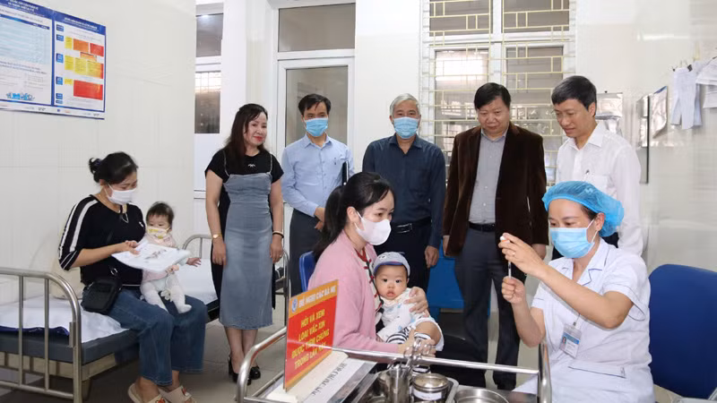 Cán bộ Trạm Y tế phường Yên Nghĩa tiêm vaccine sởi cho trẻ em trên địa bàn.