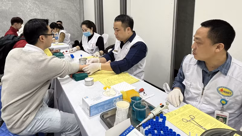 Các đại biểu tham gia đăng ký hiến máu tại Lễ kỷ niệm.