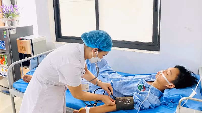 Điều dưỡng chăm sóc bệnh nhân đang điều trị tại Bệnh viện Đa khoa huyện Ba Vì (TP Hà Nội).