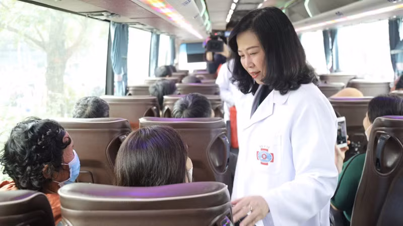 Bộ trưởng Y tế Đào Hồng Lan lên xe thăm hỏi và chúc người bệnh, người nhà người bệnh đón Tết Giáp Thìn an lành và mạnh khỏe. Bộ trưởng Y tế Đào Hồng Lan lên xe thăm hỏi và chúc người bệnh, người nhà người bệnh đón Tết Giáp Thìn an lành và mạnh khỏe.