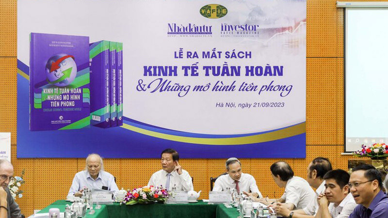 Các đại biểu tham dự lễ ra mắt cuốn sách 