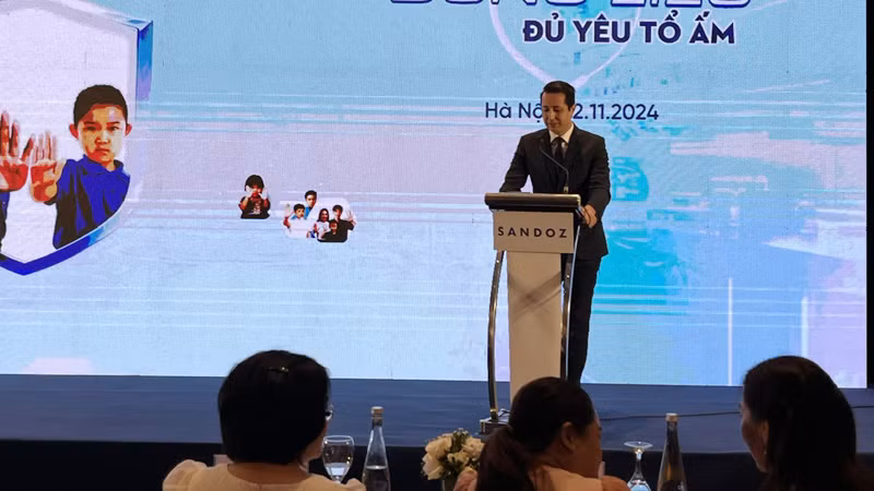 Ông Charaf Eddine Kadri, Tổng Giám đốc Sandoz Việt Nam, phát biểu tại buổi họp báo.