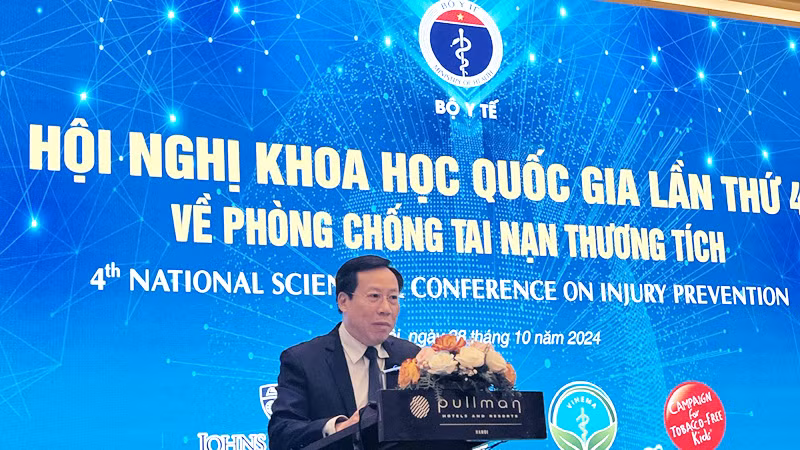 Thứ trưởng Y tế Lê Đức Luận phát biểu tại hội nghị.