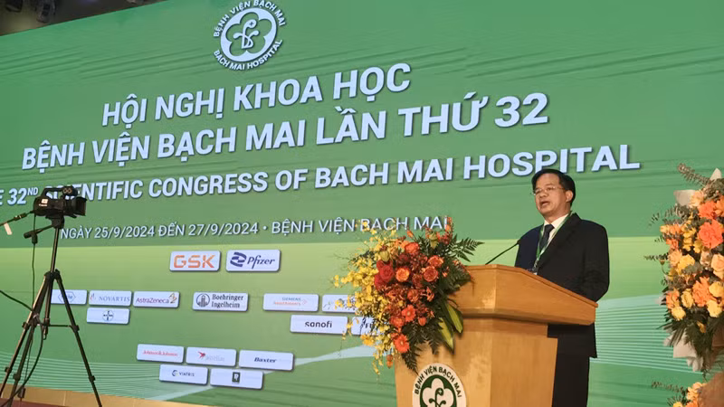 Giám đốc Bệnh viện Bạch Mai Phó Giáo sư, Tiến sĩ Đào Xuân Cơ phát biểu ý kiến tại hội nghị.