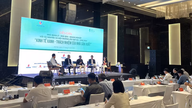 Các diễn giả trao đổi thông tin tại diễn đàn.