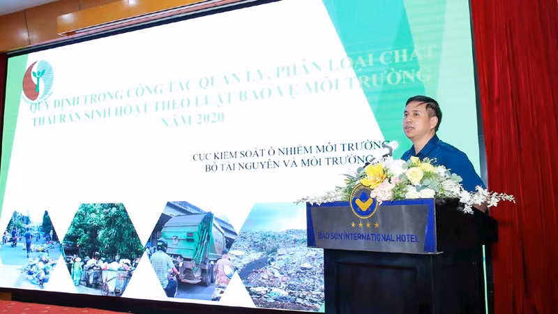 Đại diện Cục Kiểm soát ô nhiễm môi trường (Bộ Tài nguyên và Môi trường) chia sẻ thông tin tại Diễn đàn.