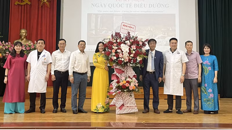 Lãnh đạo Bệnh viện K trao tặng lẵng hoa cho đại diện điều dưỡng, kỹ thuật viên tại Lễ kỷ niệm.