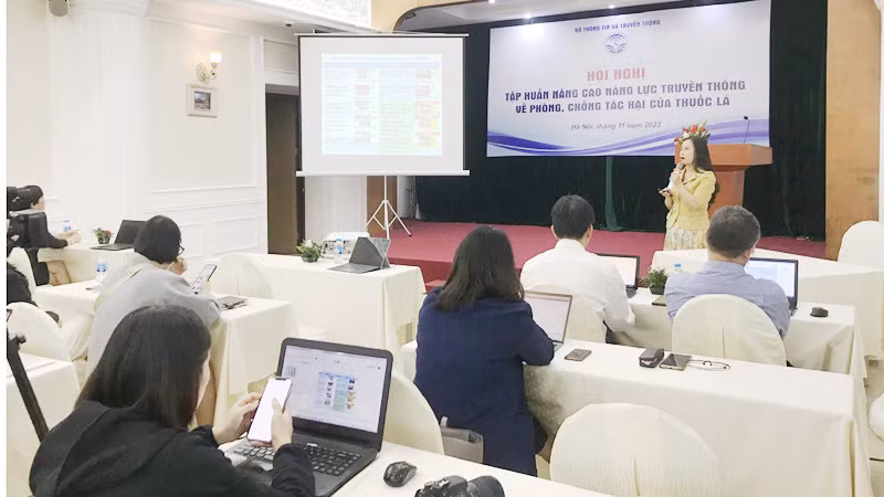 Diễn giả chia sẻ, trao đổi thông tin về công tác phòng, chống tác hại của thuốc lá trên thế giới và Việt Nam tại hội thảo.