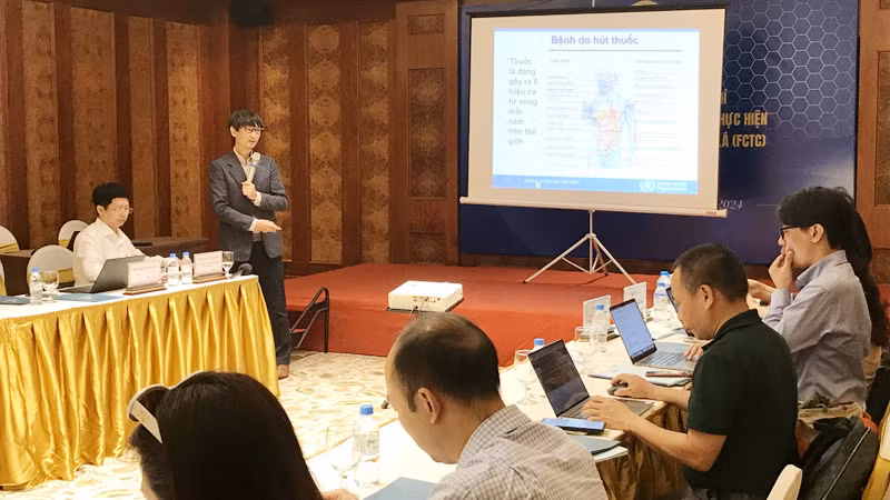 Các chuyên gia y tế chia sẻ thông tin Công ước Khung về kiểm soát thuốc lá.