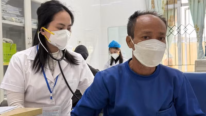 Cán bộ Trung tâm Y tế huyện Ba Vì (Hà Nội) khám bệnh cho bệnh nhân lao. (Ảnh: Văn Lập)