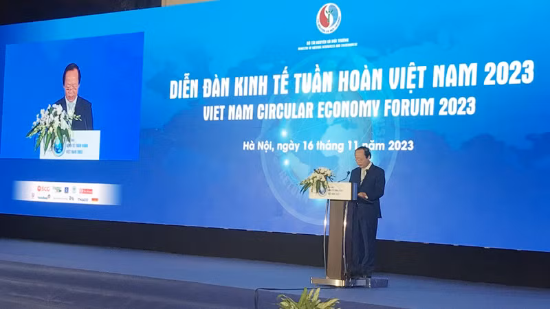 Thứ trưởng Tài nguyên và Môi trường Võ Tuấn Nhân phát biểu đề dẫn tại Diễn đàn.