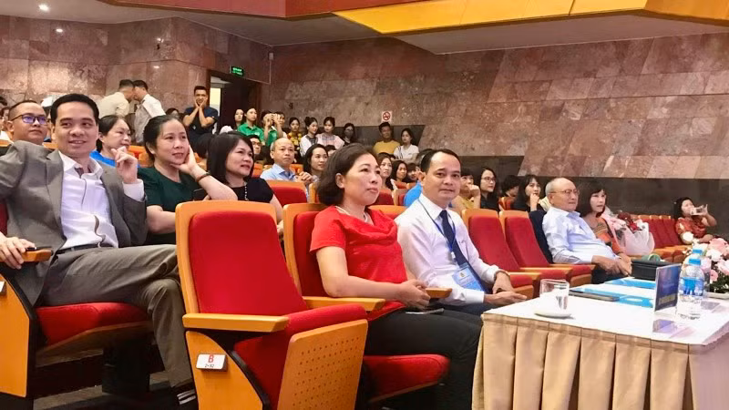 Các đại biểu và đông đảo quần chúng dự và cổ vũ các đơn vị tham dự Liên hoan.