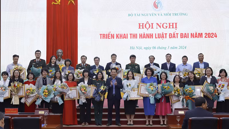 Bộ Trưởng Tài nguyên và Môi trường Đặng Quốc Khánh trao tặng Bằng khen cho các đơn vị, cá nhân.