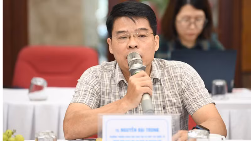 Tiến sĩ Nguyễn Đại Trung trao đổi tại buổi tọa đàm.