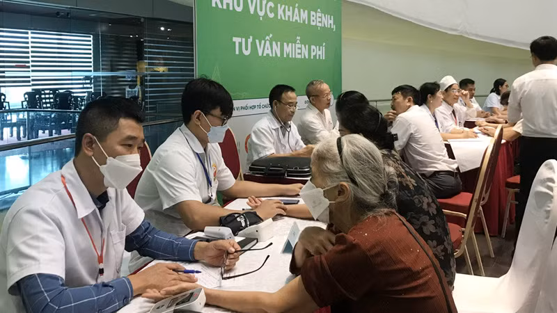 Khám, tư vấn sức khỏe miễn phí cho người cao tuổi trên địa bàn thành phố Hà Nội