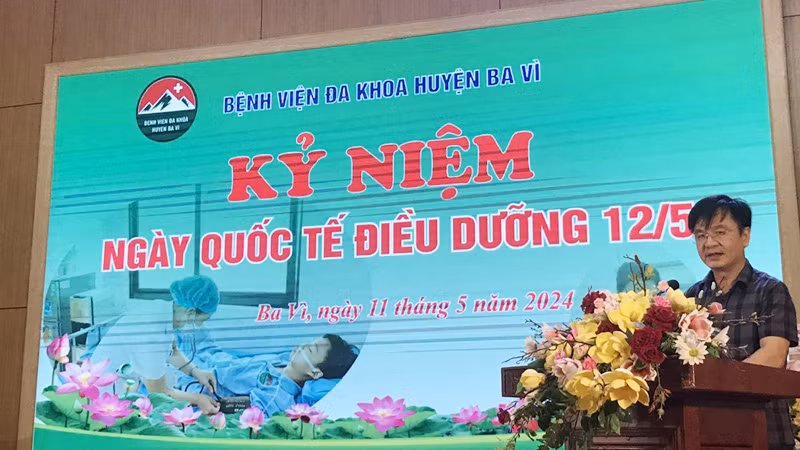 Giám đốc Bệnh viện Đa khoa huyện Ba Vì, Phạm Bá Hiền phát biểu ý kiến tại lễ kỷ niệm.