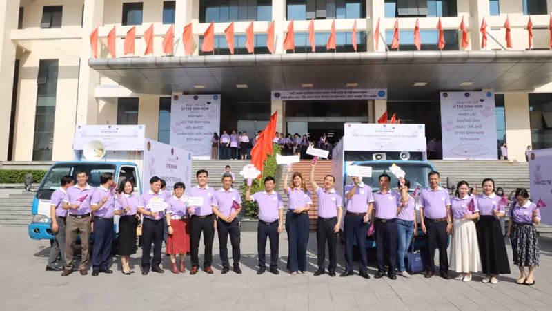 Các đại biểu tham gia diễu hành hưởng ứng Ngày thế giới vì trẻ sinh non.