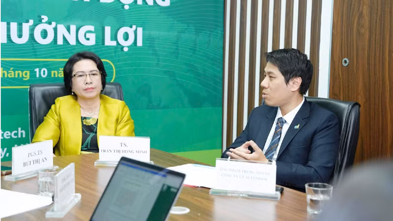 Viện trưởng Nghiên cứu quản lý Kinh tế Trung ương (CIEM) Trần Thị Hồng Minh trao đổi tại diễn đàn.