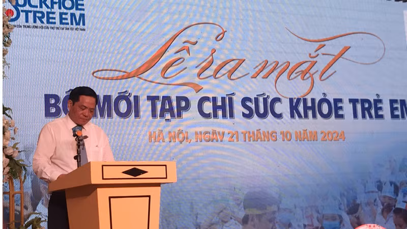 Tổng Biên tập Tạp chí Sức khỏe trẻ em, Tiến sĩ, Nhà báo Trần Doãn Tiến phát biểu tại buổi lễ.