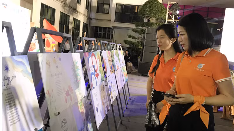 Các đại biểu thăm quan Triển lãm "Áng thơ trên những cánh diều"