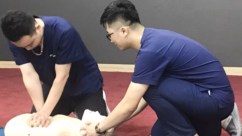 Các bác sĩ hướng dẫn kỹ thuật ép lồng ngực bệnh nhân trong quá trình sơ cấp cứu.