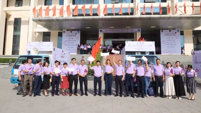 Các đại biểu tham dự mít- tinh hưởng ứng Ngày thế giới vì trẻ sinh non năm 2024 tại tỉnh Bắc Ninh.