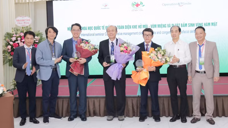 Tặng hoa cho các diễn giả tại hội thảo.