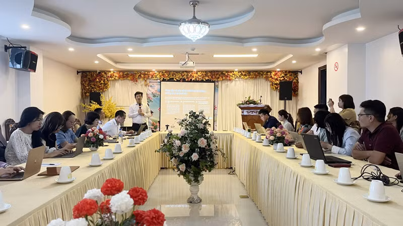 Các diễn giả chia sẻ thông tin tại buổi tập huấn.