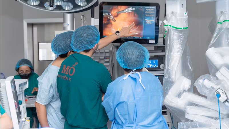 Chuyên gia người Mỹ và các y, bác sĩ Bệnh viện K trao đổi trong quá trình thực hiện phẫu thuật cho bệnh nhân ung thư.