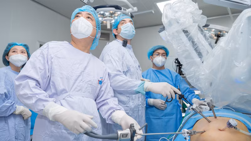 Chuyên gia người Mỹ và các y, bác sĩ Bệnh viện K thực hiện phẫu thuật nội soi Robot cho bệnh nhân.
